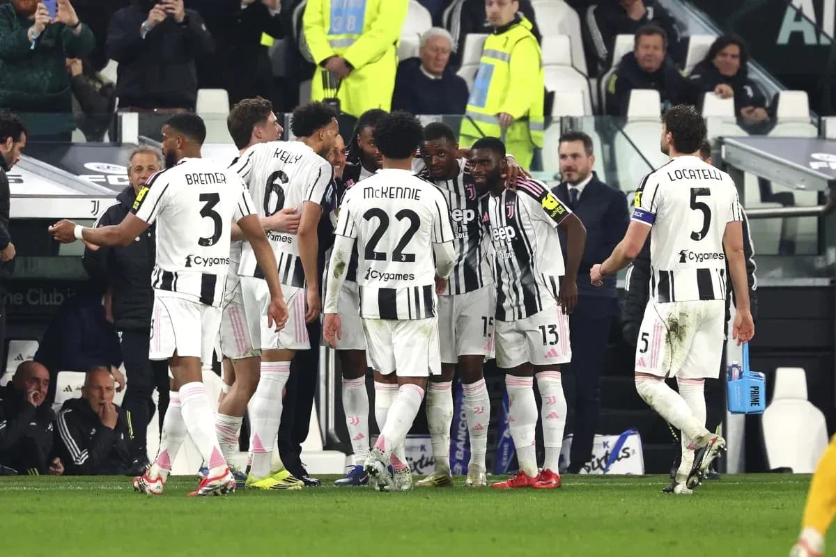 Jugadores de Juventus celebrando una jugada en el campo