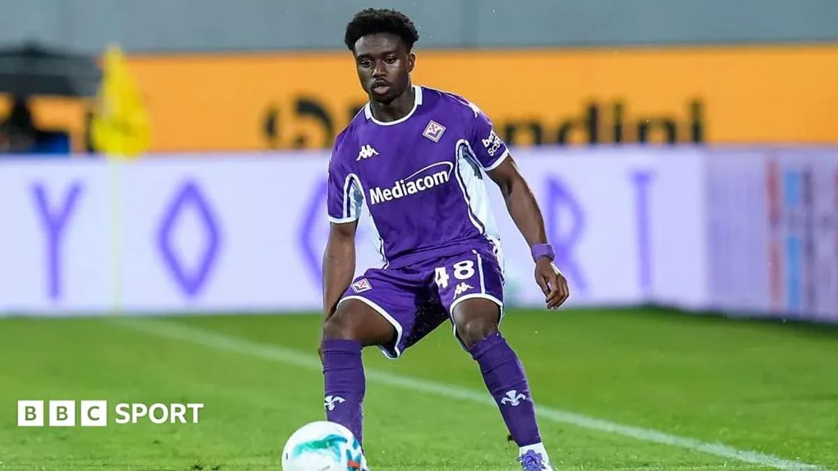 Jugador de Fiorentina en acción durante el partido