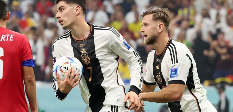 Jugadores alemanes en acción durante el partido