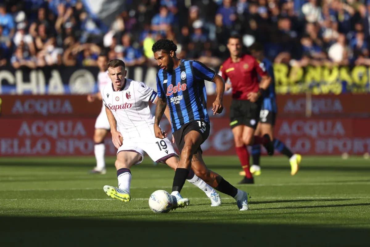 Jugador de Atalanta driblando a oponente de Bologna
