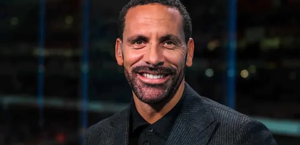 Hombre sonriendo en estudio de televisión deportivo