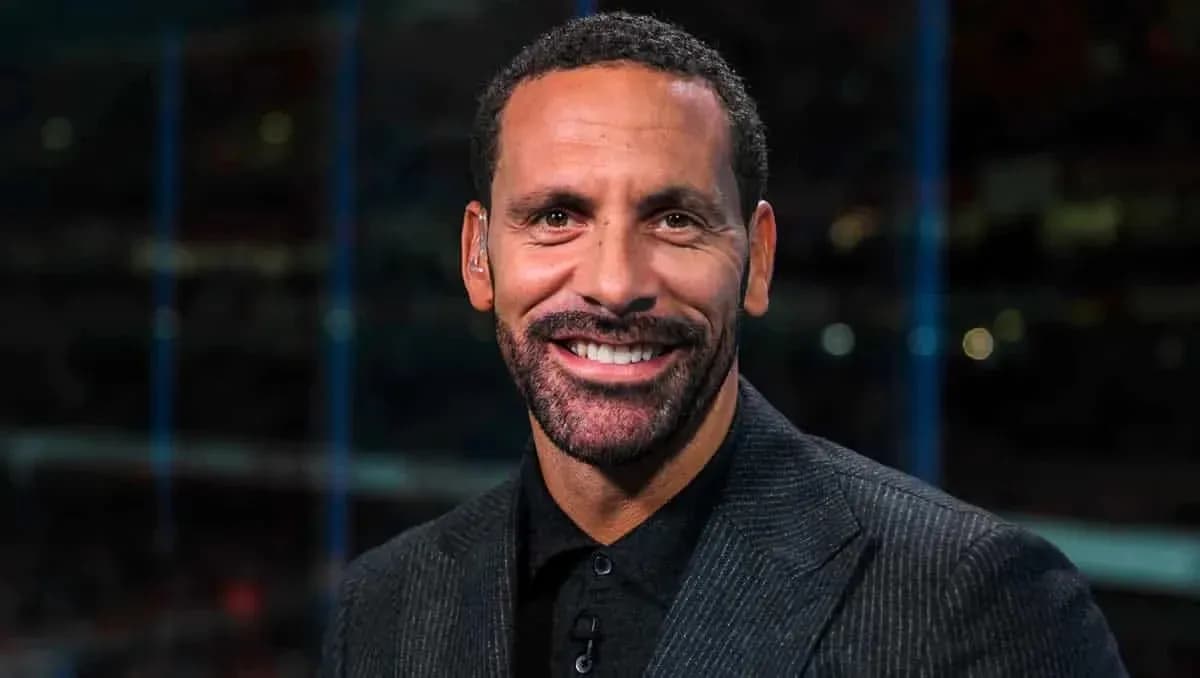 Hombre sonriendo en estudio de televisión deportivo