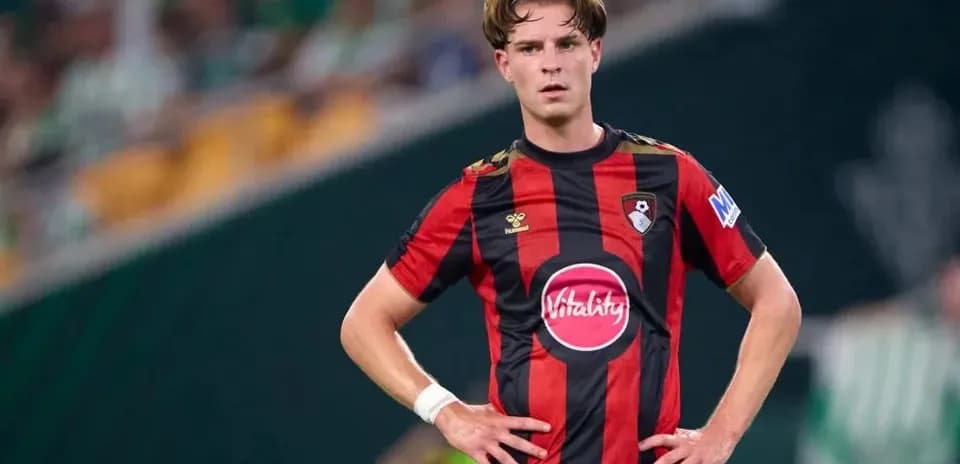 Jugador de Bournemouth en partido, con manos en cadera