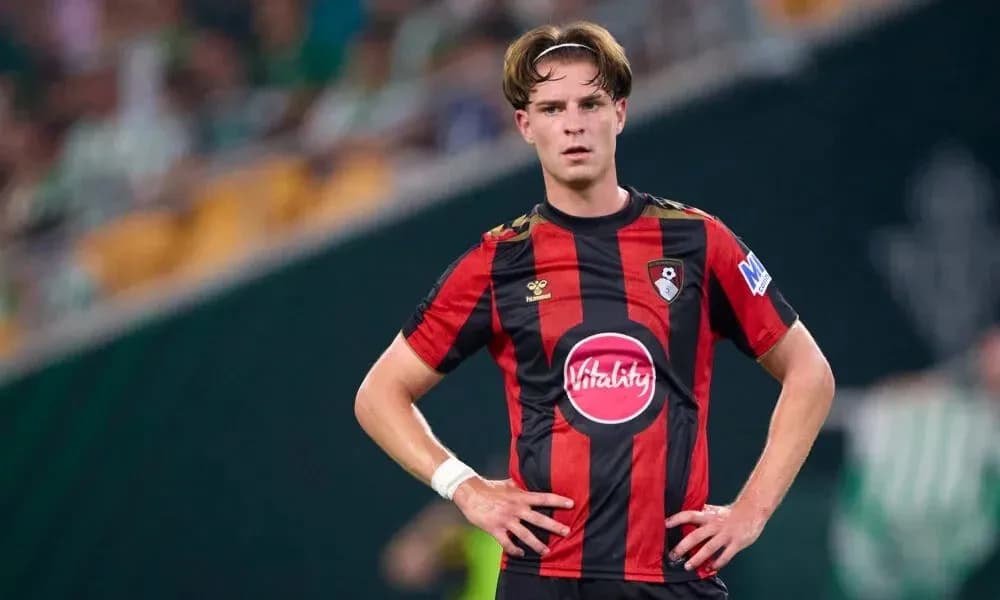 Jugador de Bournemouth en partido, con manos en cadera