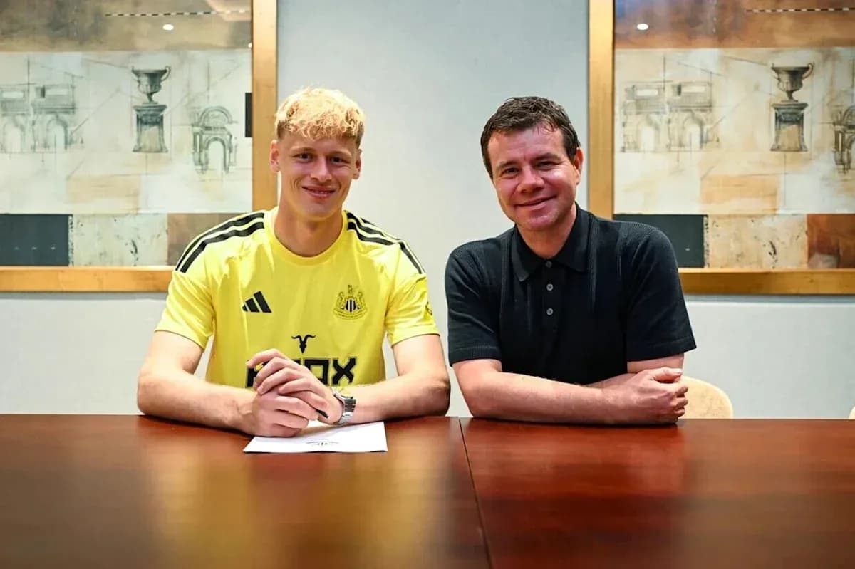 Jugador firmando contrato con representante en oficina