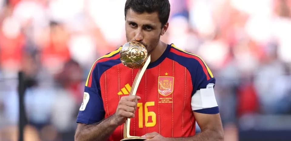 Jugador de España besando el trofeo de la Copa