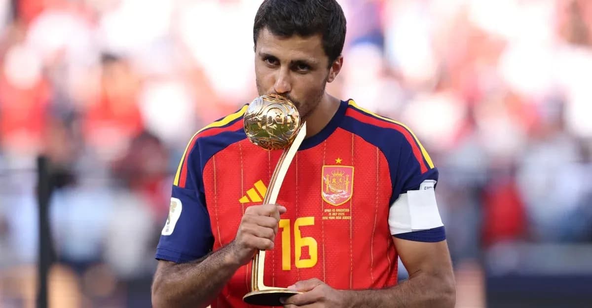 Jugador de España besando el trofeo de la Copa