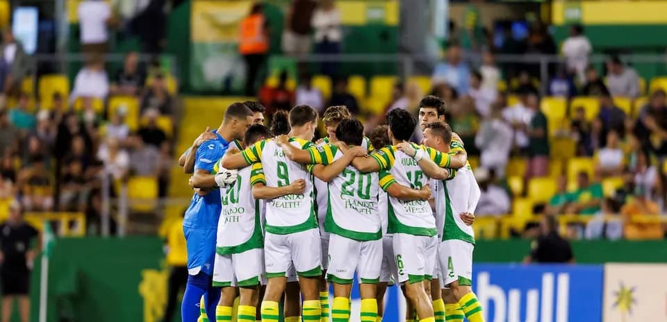 Equipo de Tampa Bay Rowdies en huddle