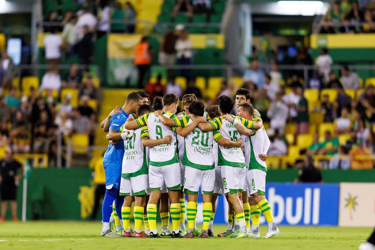 Equipo de Tampa Bay Rowdies en huddle
