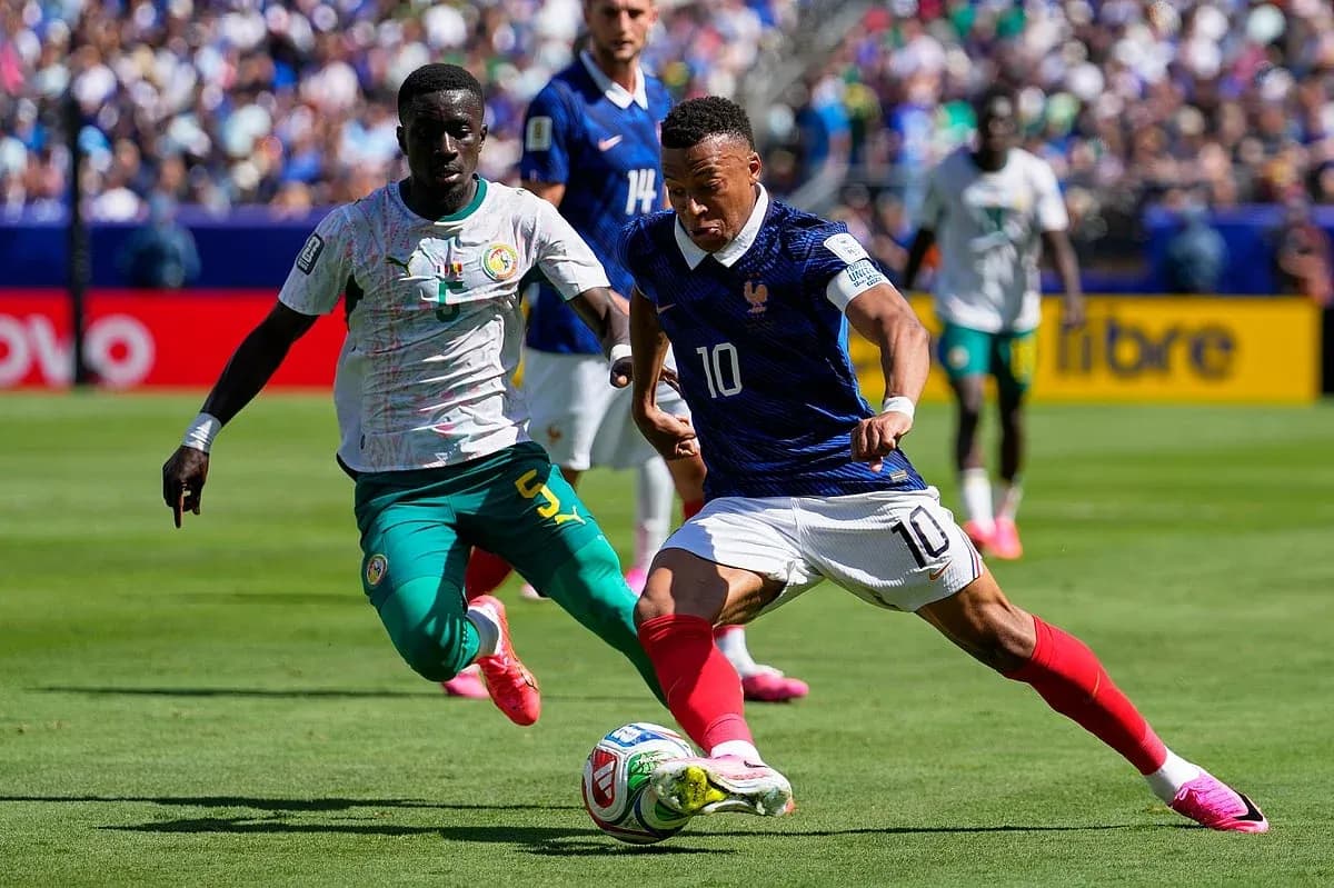 Kylian Mbappé dribbling contra Senegal