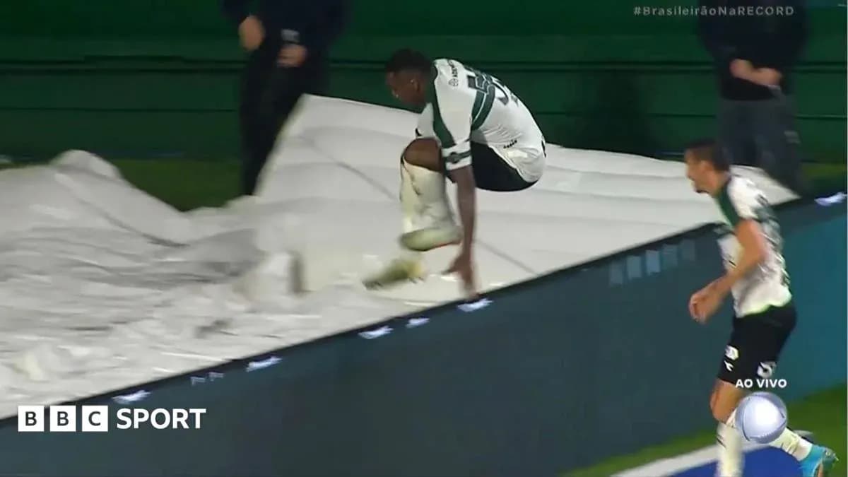 Jugador saltando sobre una lona en el campo