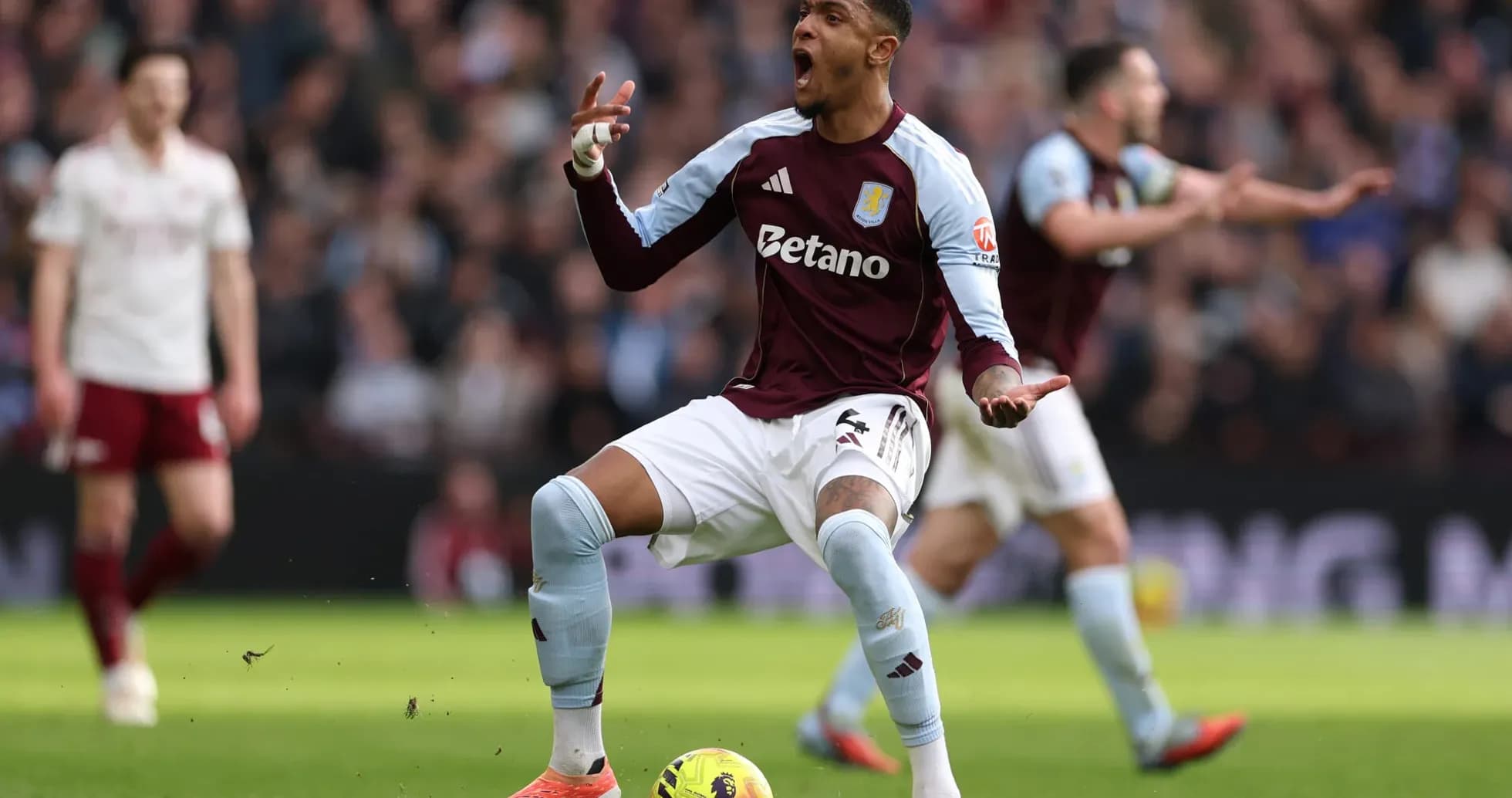 Jugador de Aston Villa celebrando un gol