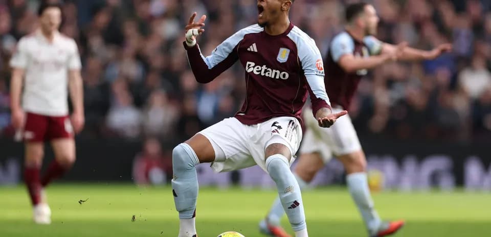 Jugador de Aston Villa celebrando un gol