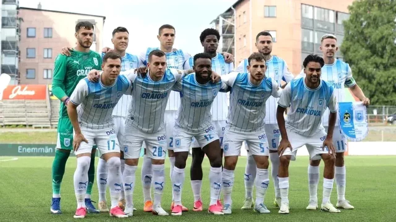 Jugadores de Universitatea Craiova posando en equipo