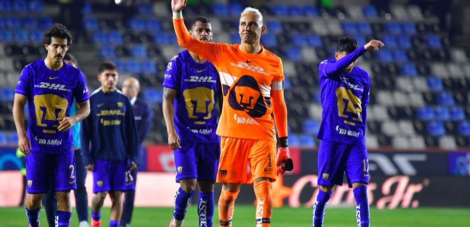 Jugadores de Pumas celebrando al final del partido