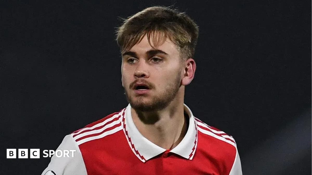Jugador de Arsenal en acción durante un partido