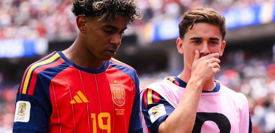 Jugadores de España en el banquillo durante el partido