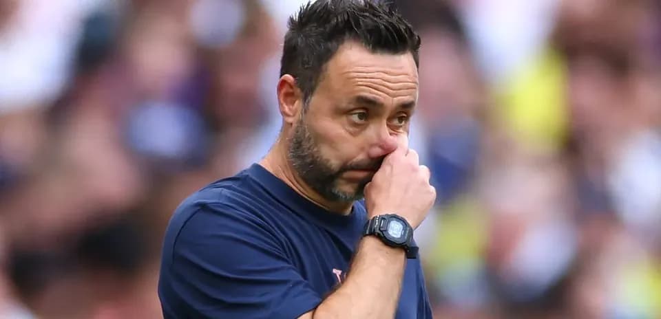 Entrenador preocupado en el banquillo durante el partido