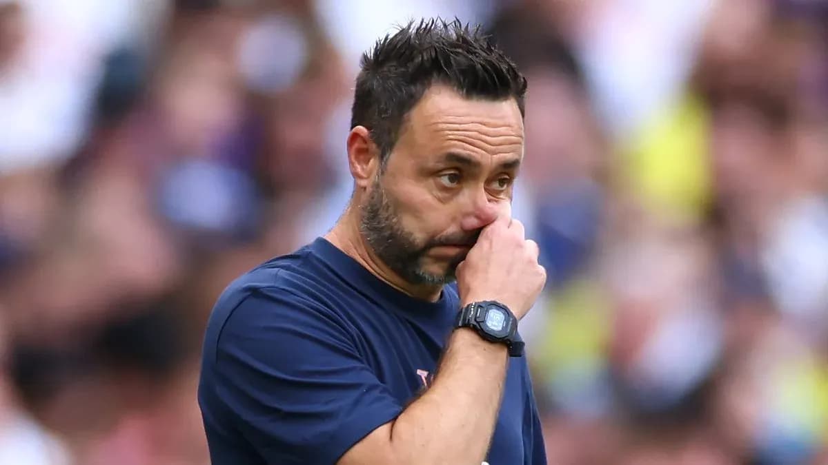 Entrenador preocupado en el banquillo durante el partido