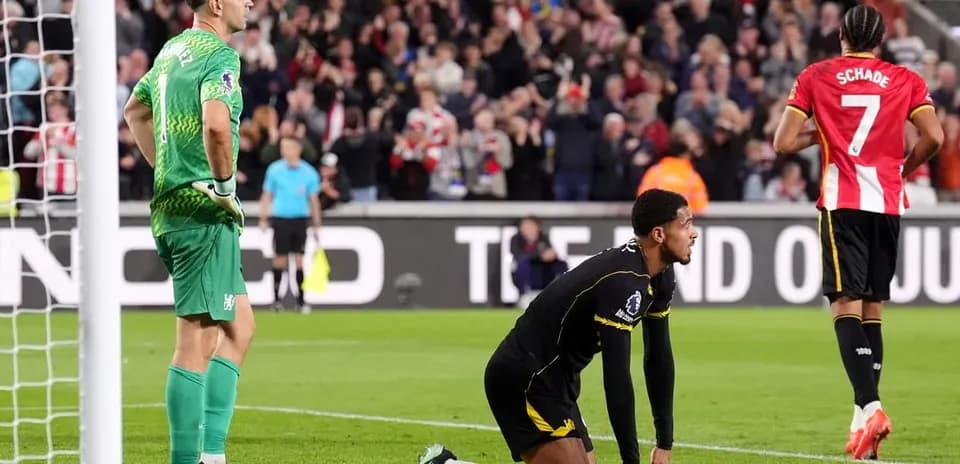 Jugador arrodillado en el campo tras un gol recibido