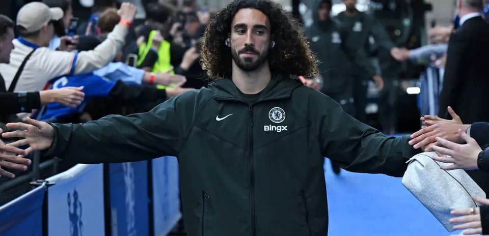 Jugador de Chelsea saludando a los aficionados