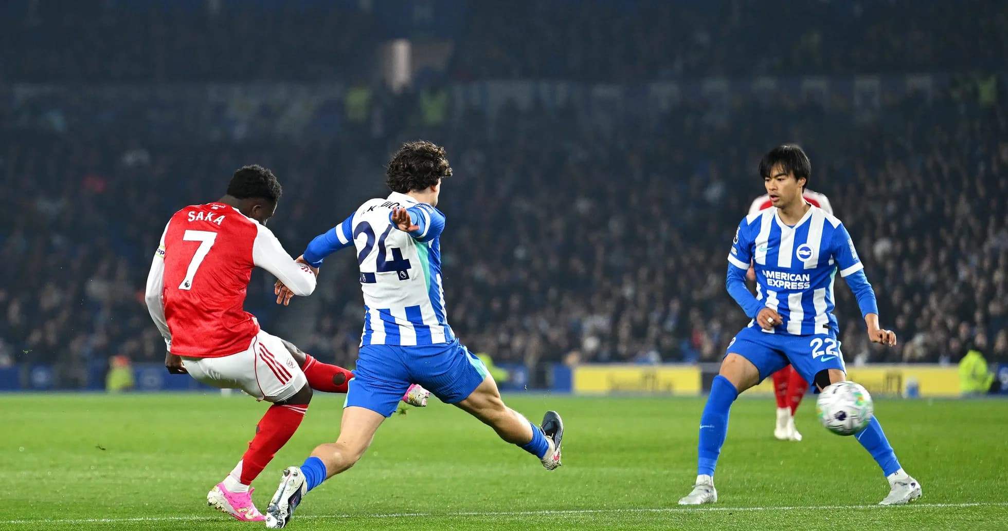 Saka dispara durante el partido contra Brighton