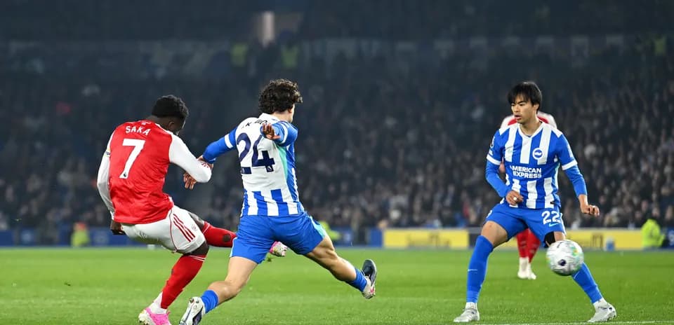 Saka dispara durante el partido contra Brighton
