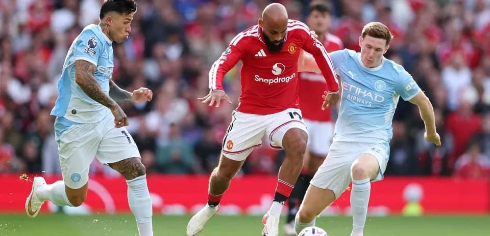 Jugador de Manchester United luchando por el balón