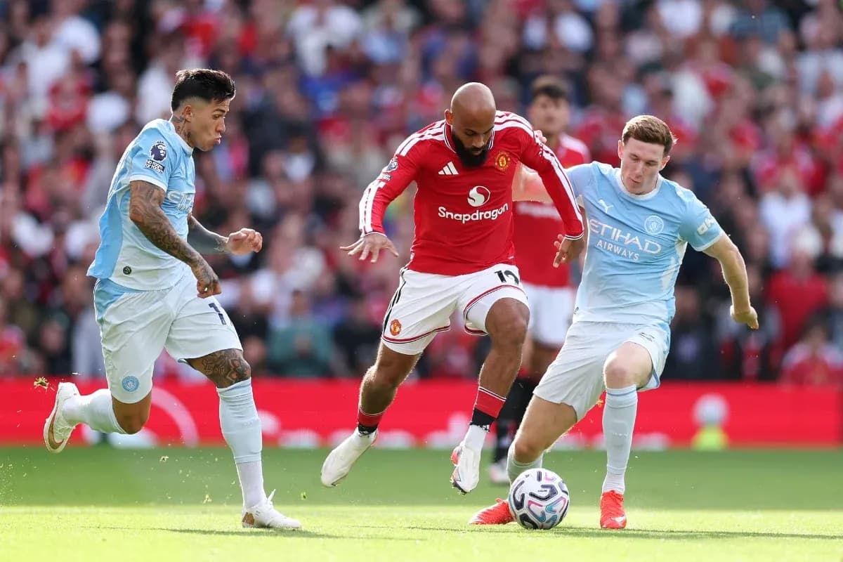 Jugador de Manchester United luchando por el balón