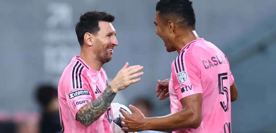 Lionel Messi y Casemiro celebrando un gol juntos