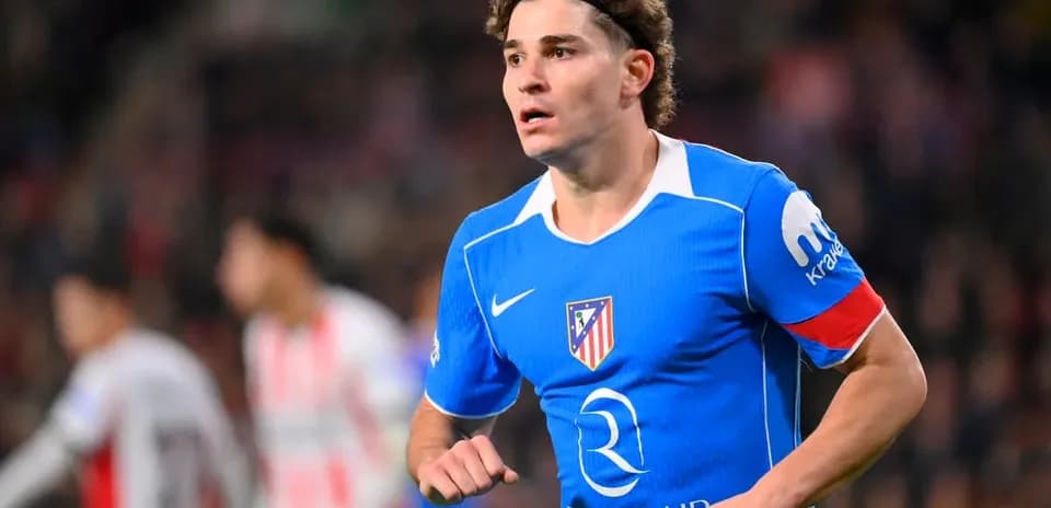 Jugador de Atlético de Madrid corriendo en el campo