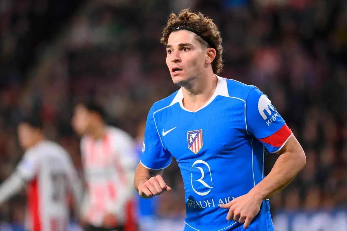 Jugador de Atlético de Madrid corriendo en el campo