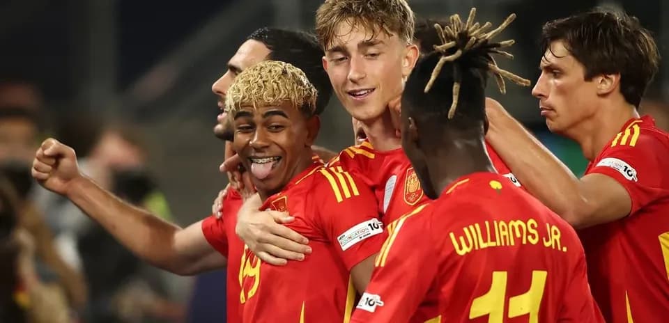 Jugadores de España celebrando un gol en el partido