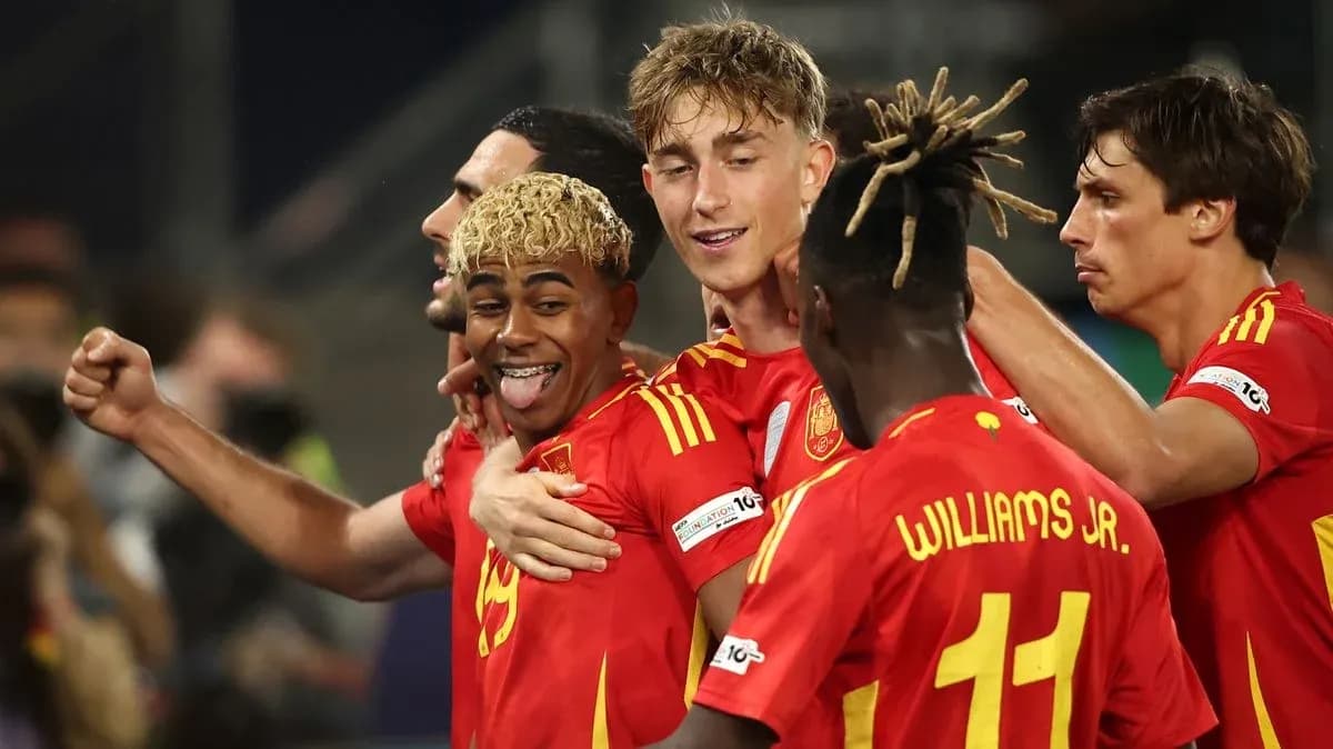 Jugadores de España celebrando un gol en el partido