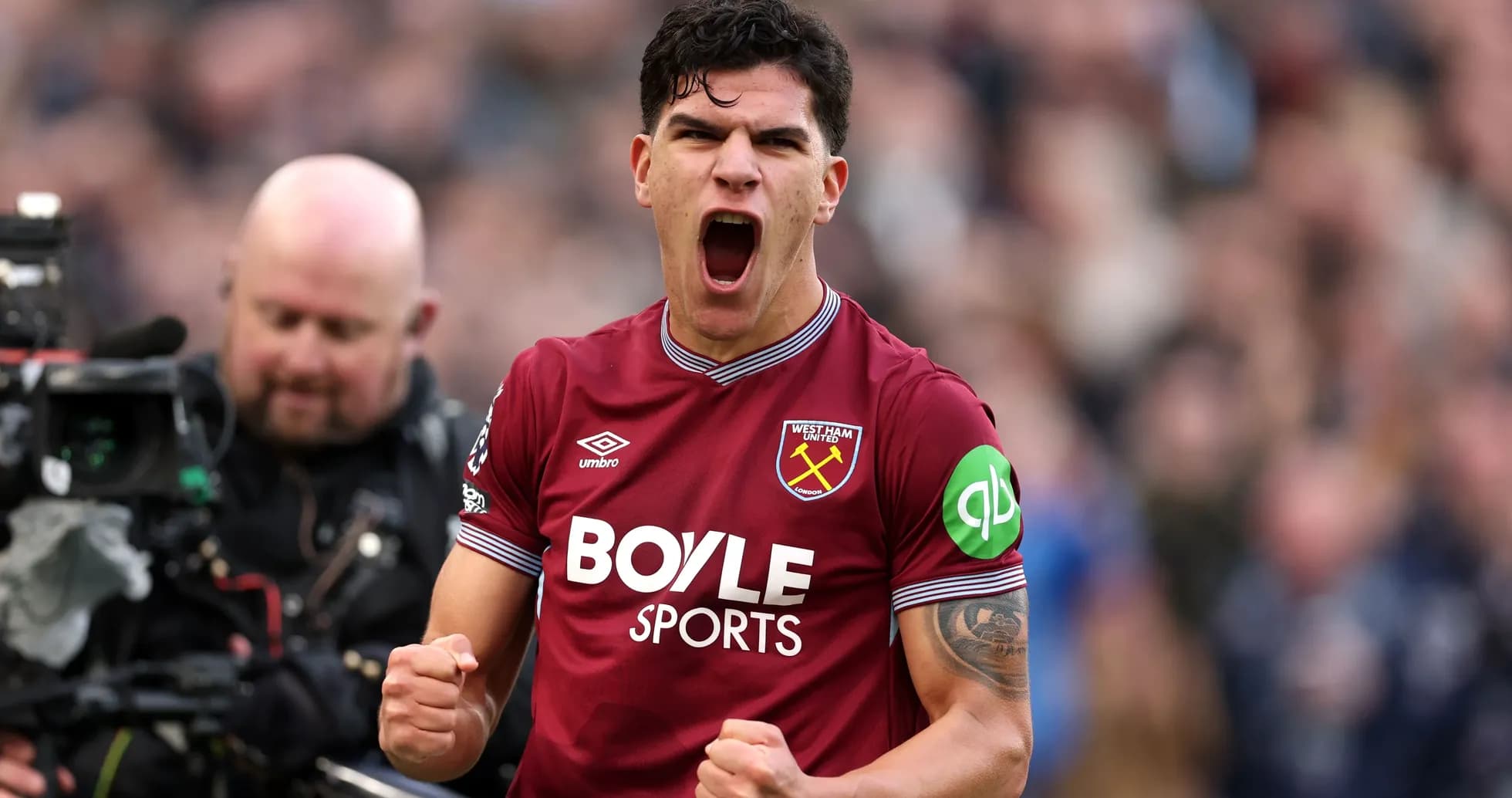 Jugador de West Ham celebrando con entusiasmo