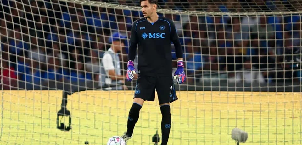 Portero de Napoli preparado para el tiro de esquina