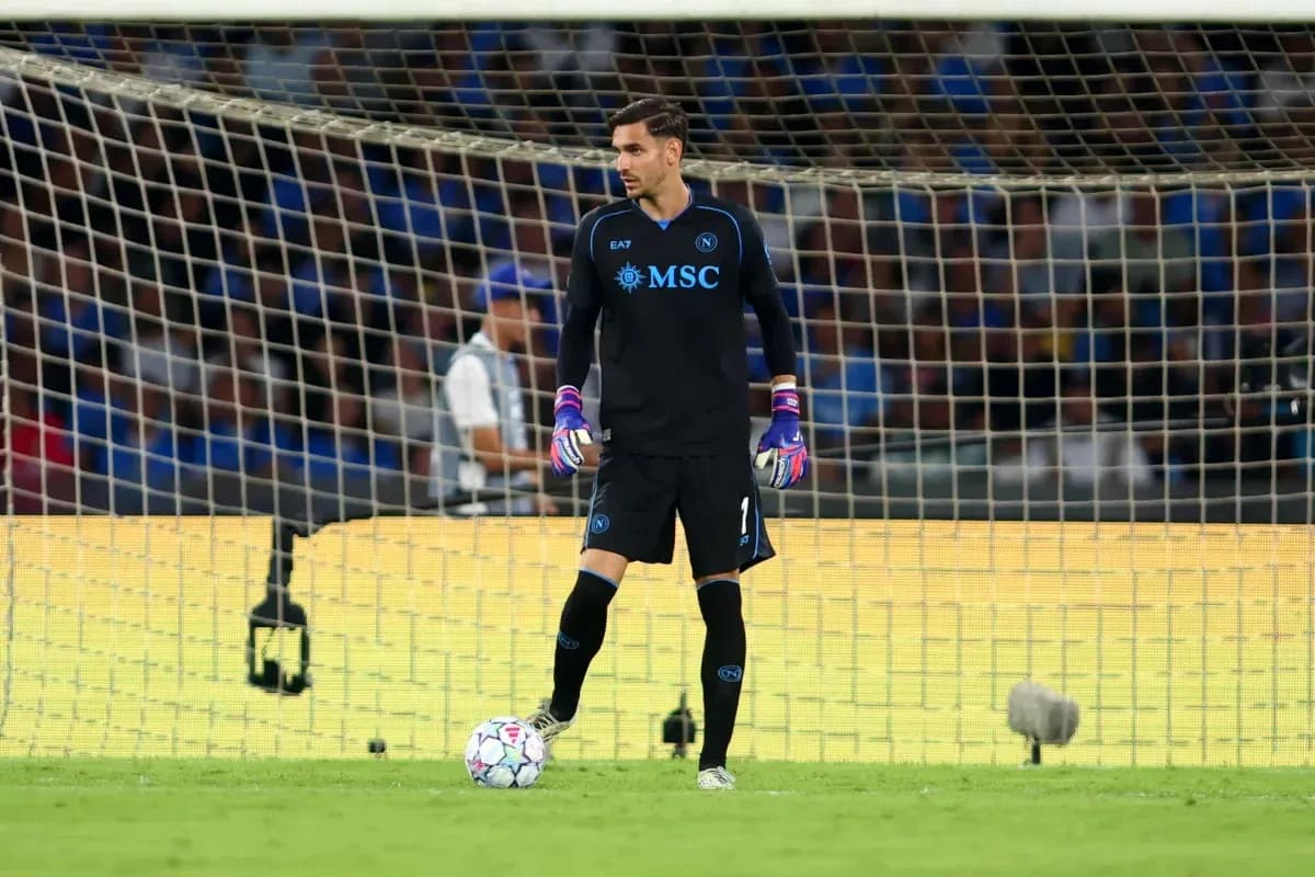 Portero de Napoli preparado para el tiro de esquina