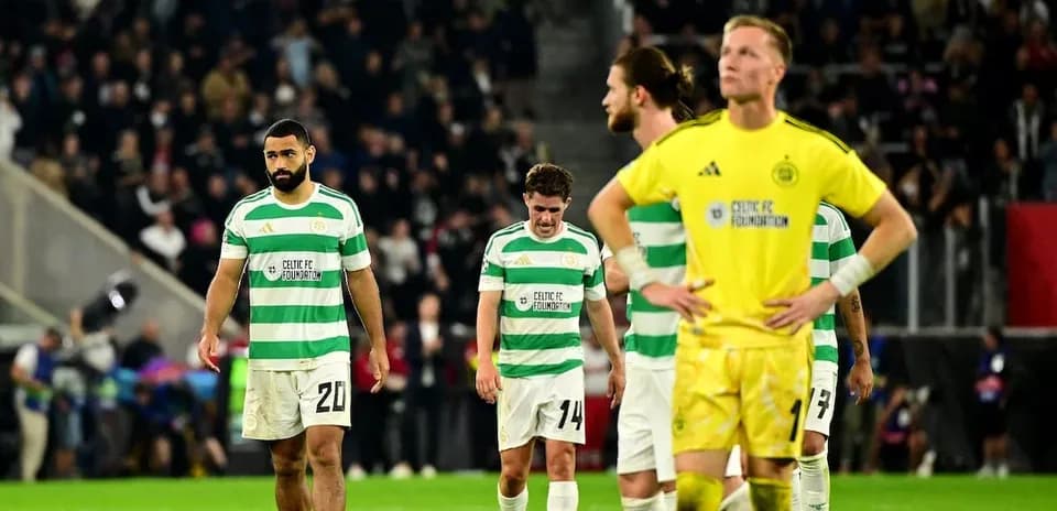 Jugadores de Celtic caminando tras derrota en partido