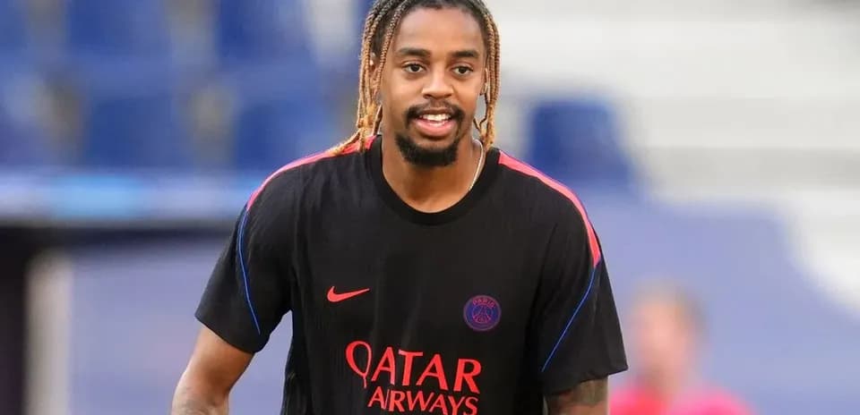 Jugador de PSG entrenando en el campo