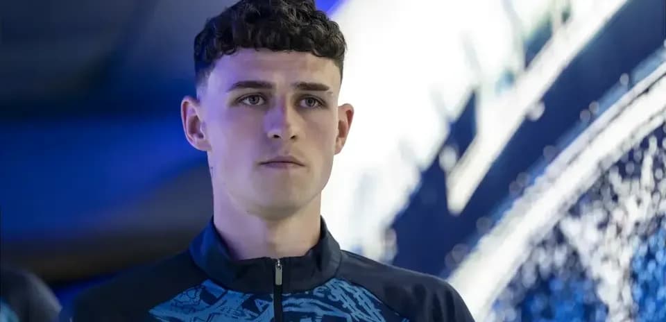 Jugador de Manchester City en vestimenta oficial