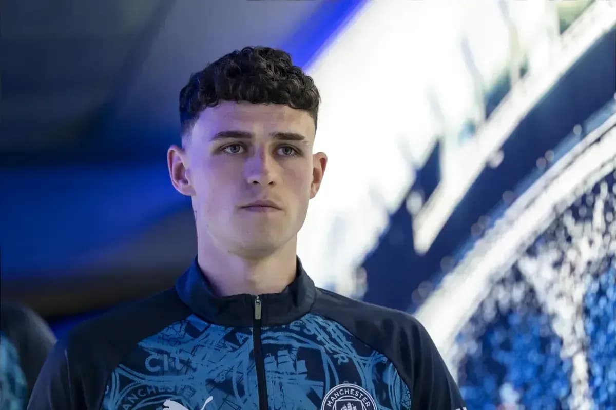 Jugador de Manchester City en vestimenta oficial