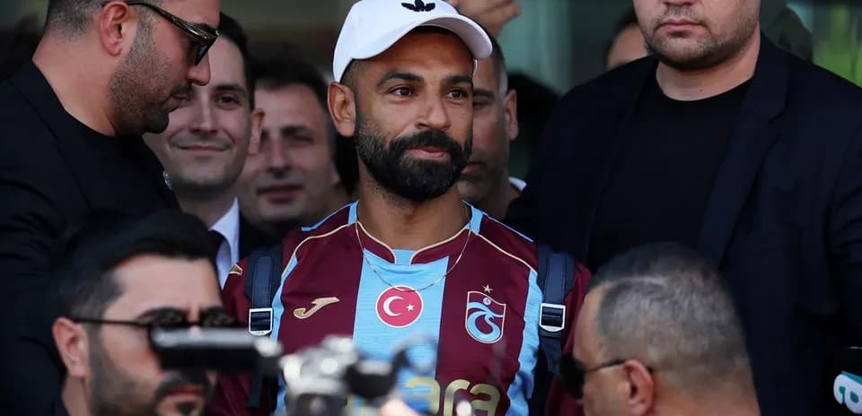 Jugador de Trabzonspor rodeado de seguridad en evento