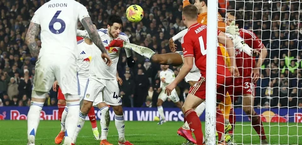 Jugadores de Nottingham Forest y Leeds en acción