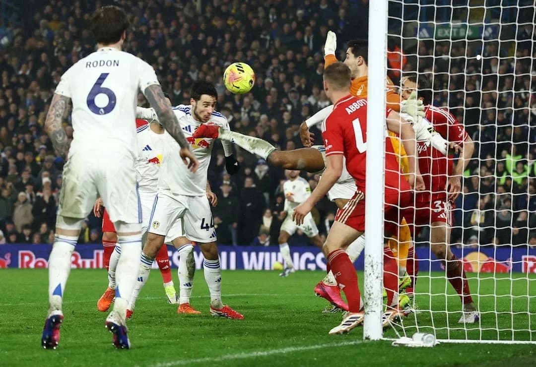 Jugadores de Nottingham Forest y Leeds en acción