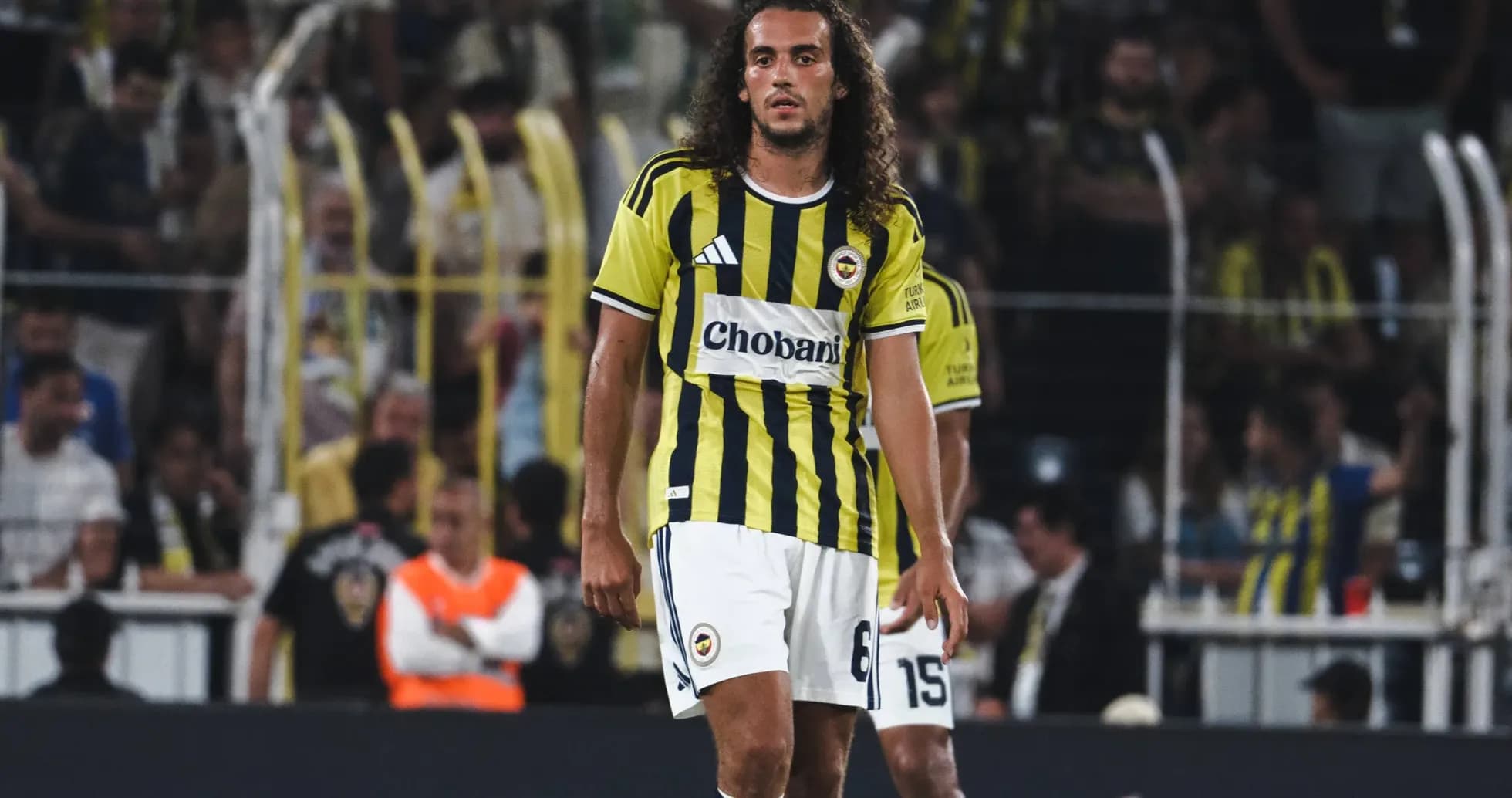 Jugador de Fenerbahçe en partido de Champions League