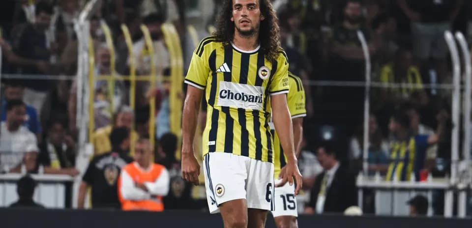 Jugador de Fenerbahçe en partido de Champions League