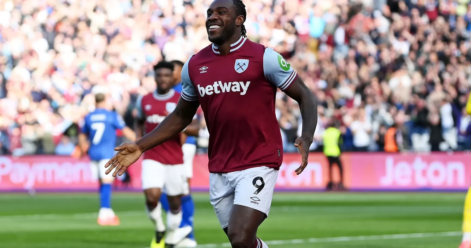 Jugador de West Ham celebrando un gol en el estadio