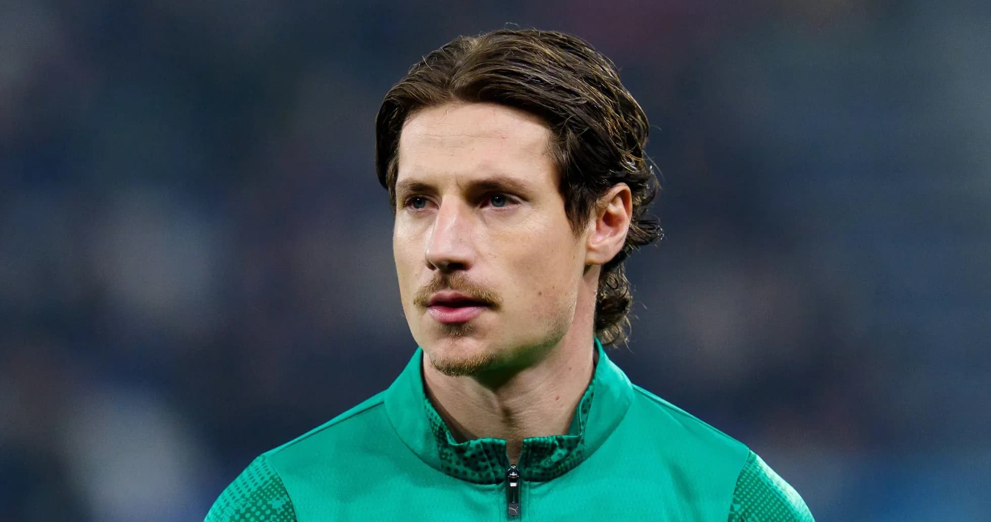 Jugador con uniforme verde en el campo