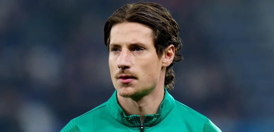 Jugador con uniforme verde en el campo