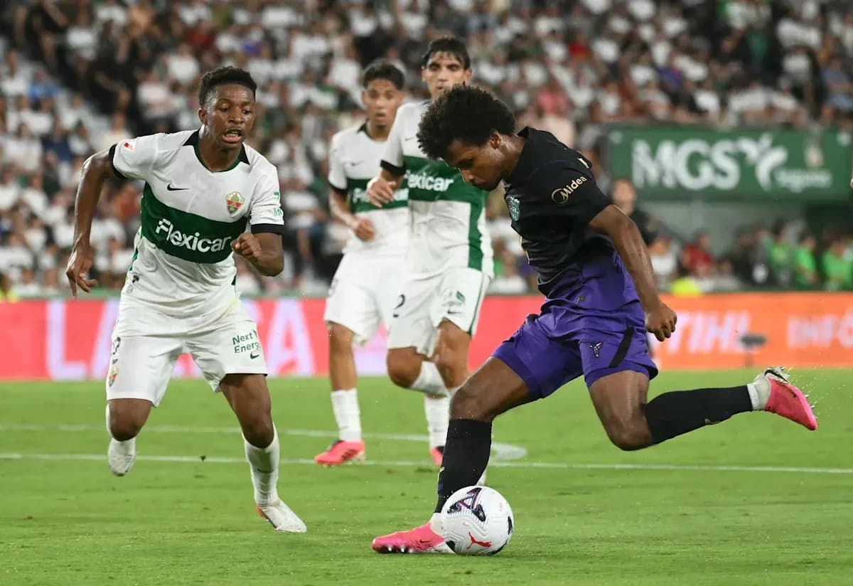 Jugador driblando mientras es marcado por oponente
